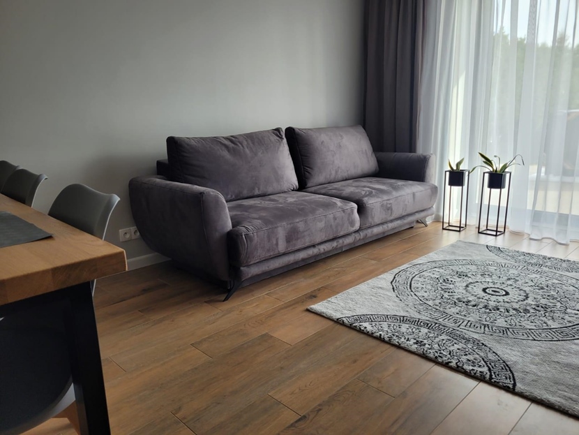 Jaki dywan do szarej kanapy i brązowych mebli? Poradnik i inspiracje