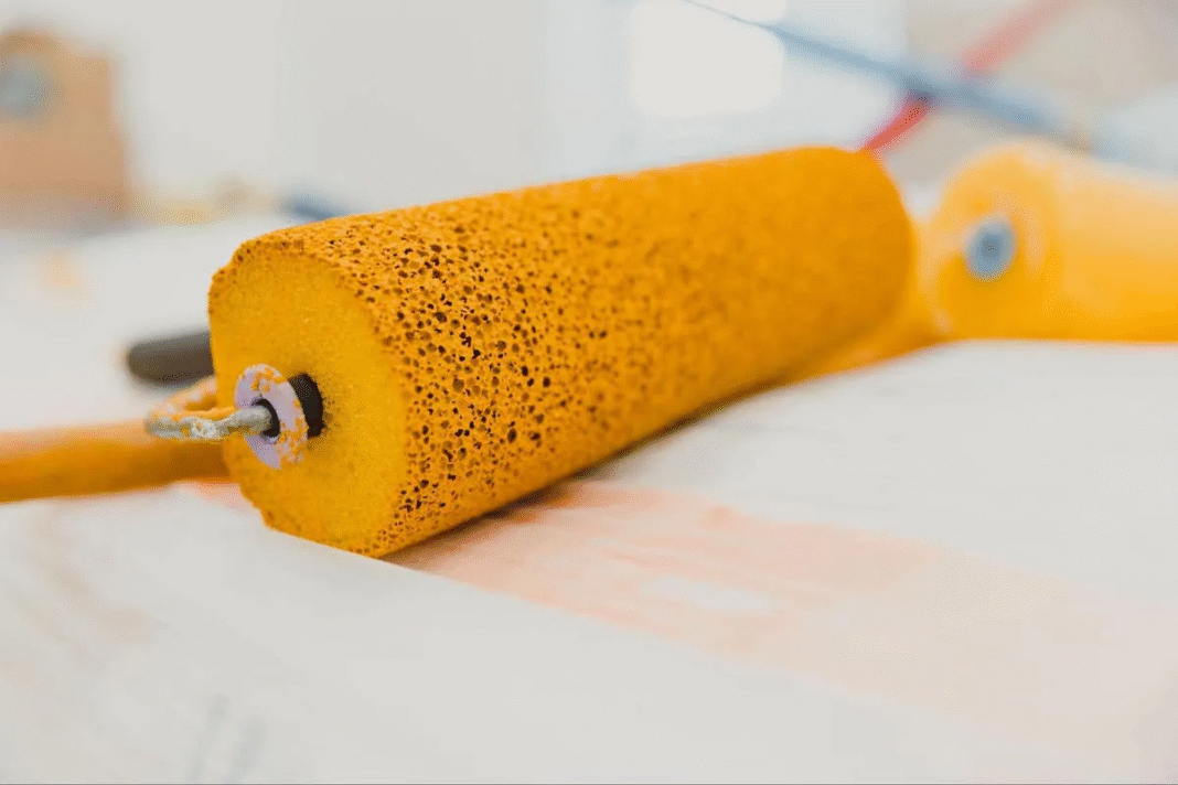 Jakim wałkiem malować meble? Poradnik i wybór idealnego wałka